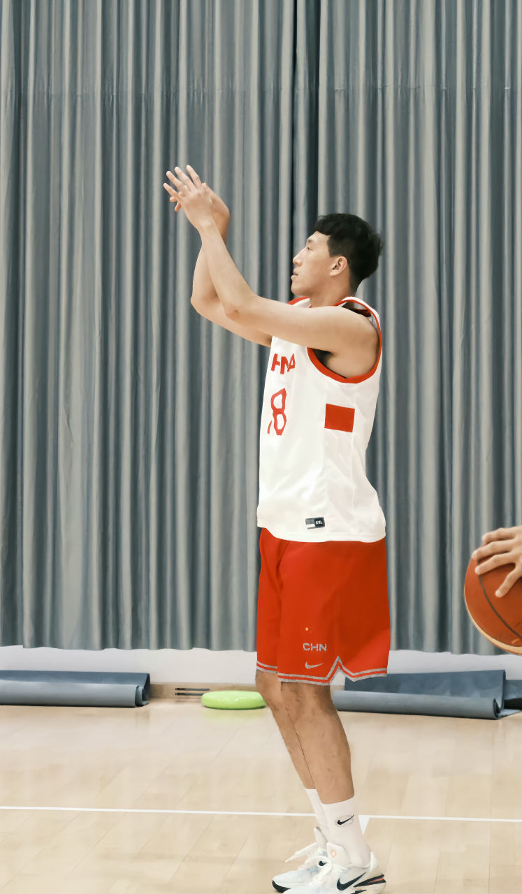 包含深圳男篮训练开放日，集结日队长鼓劲引欢呼，足总杯在即，控场能力受关注的词条-泛亚电竞