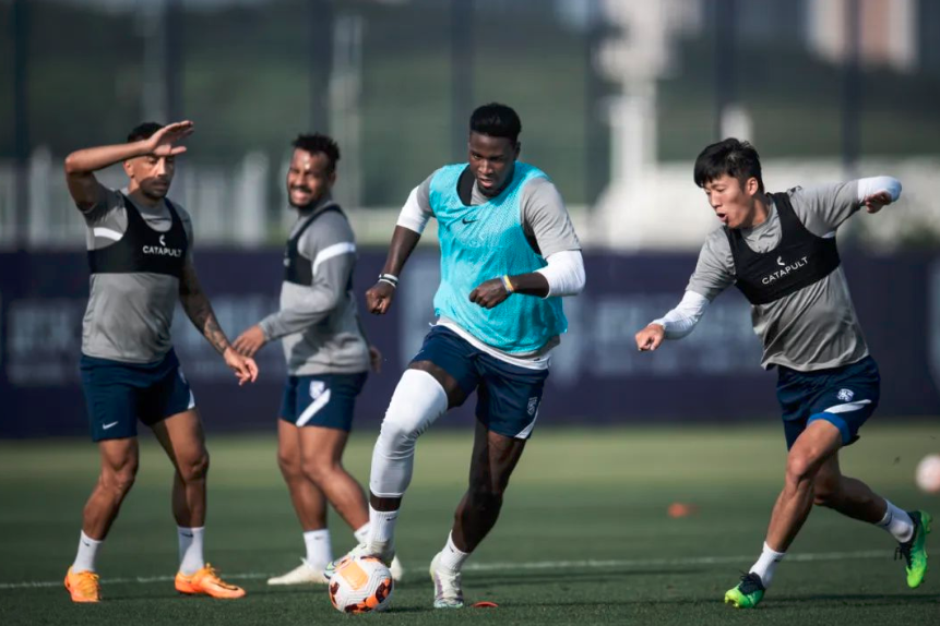 包含洛杉矶湖人训练开放日；今晨再遭质疑引欢呼；中超在即；轮换策略成焦点的词条-泛亚电竞在线入口